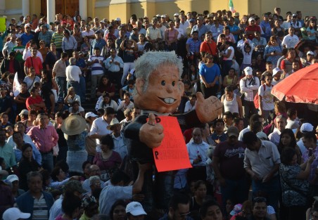 Ambiente previo a la llegada de AMLO a Plaza Lerdo. 