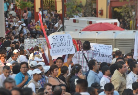 Ambiente previo a la llegada de AMLO a Plaza Lerdo. 