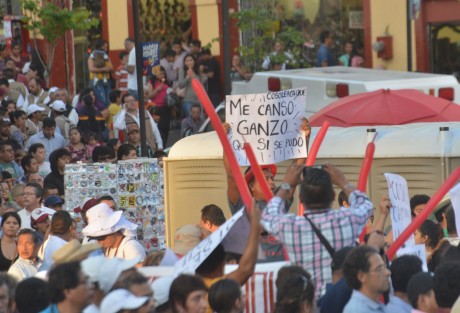 Ambiente previo a la llegada de AMLO a Plaza Lerdo. 