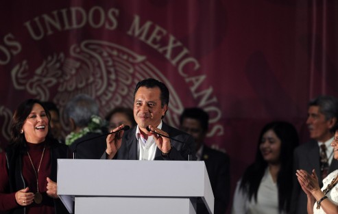 Cuitláhuac Gobernador en la Plaza Lerdo. 
