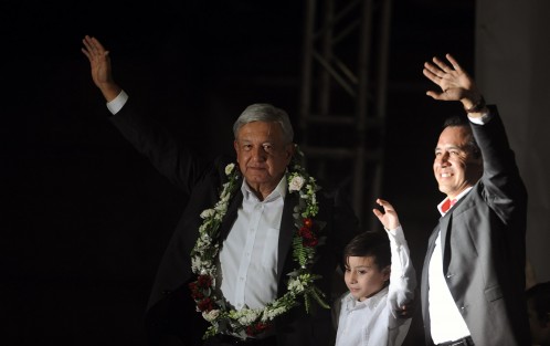 En lo que fue su primera gira presidencial, Andrés Manuel López Obrador estuvo en Xalapa, en  mitin que reunió a miles en la Plaza Lerdo, desde donde ofreció su apoyo a Veracruz, gobernado por Cuitláhuac García. El presidente anunció los programas que en breve se iniciarán en el estado. 