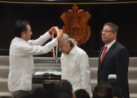 En sesión solemne de la LXV legislatura, el gobernador Cuitláhuac García Jiménez, entregó la medalla Adolfo Ruiz Cortines al maestro y poeta Juan  Hernández Ramírez, por su compromiso con las etnias de Veracruz mediante el impulso y difusión de la creación literaria.