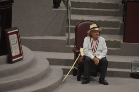 En sesión solemne de la LXV legislatura, el gobernador Cuitláhuac García Jiménez, entregó la medalla Adolfo Ruiz Cortines al maestro y poeta Juan  Hernández Ramírez, por su compromiso con las etnias de Veracruz mediante el impulso y difusión de la creación literaria.