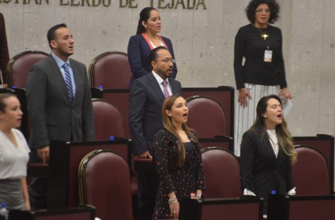 En sesión solemne de la LXV legislatura, el gobernador Cuitláhuac García Jiménez, entregó la medalla Adolfo Ruiz Cortines al maestro y poeta Juan  Hernández Ramírez, por su compromiso con las etnias de Veracruz mediante el impulso y difusión de la creación literaria.