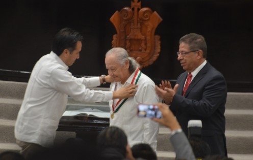 En sesión solemne de la LXV legislatura, el gobernador Cuitláhuac García Jiménez, entregó la medalla Adolfo Ruiz Cortines al maestro y poeta Juan Hernández Ramírez, por su compromiso con las etnias de Veracruz mediante el impulso y difusión de la creación literaria.