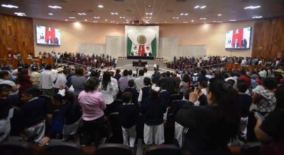 En sesión solemne de la LXV legislatura, el gobernador Cuitláhuac García Jiménez, entregó la medalla Adolfo Ruiz Cortines al maestro y poeta Juan Hernández Ramírez, por su compromiso con las etnias de Veracruz mediante el impulso y difusión de la creación literaria.