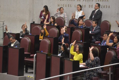 Aspectos de la entrega de la medalla Adolfo Ruiz Cortines al  poeta Juan Hernández Ramírez.  
