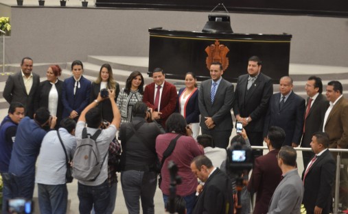 Aspectos de la entrega de la medalla Adolfo Ruiz Cortines al  poeta Juan Hernández Ramírez.  