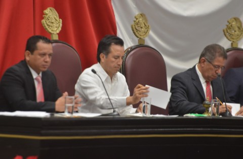 Aspectos de la entrega de la medalla Adolfo Ruiz Cortines al  poeta Juan Hernández Ramírez.  
