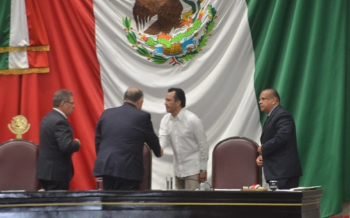 Aspectos de la entrega de la medalla Adolfo Ruiz Cortines al  poeta Juan Hernández Ramírez.  