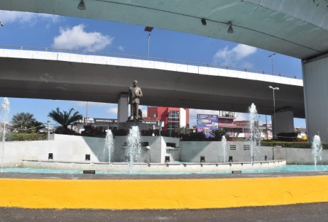 Con la aportación de empresarios y de las nuevas autoridades estatales, quedó rehabilitado el espacio donde se encuentra el monumento a Antonio Chedraui Caram, en los bajos del puente Bicentenario. Solamente así sí florece Xalapa
