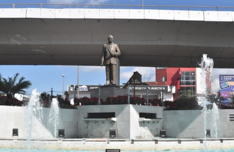 Con la aportación de empresarios y de las nuevas autoridades estatales, quedó rehabilitado el espacio donde se encuentra el monumento a Antonio Chedraui Caram, en los bajos del puente Bicentenario. Solamente así sí florece Xalapa