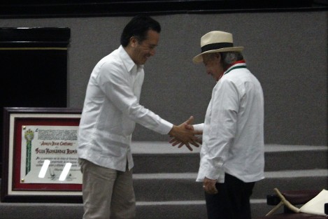 En sesión solemne, el gobernador Cuitláhuac García entregó la medalla y diploma Adolfo Ruiz Cortines, al poeta Juan Hernández Ramírez,ante diputados, integrantes del Gabinete e invitados especiales.  