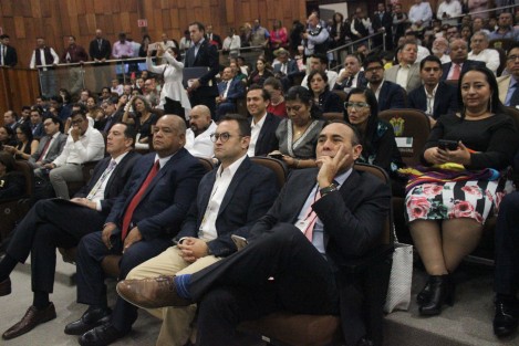 En sesión solemne, el gobernador Cuitláhuac García entregó la medalla y diploma Adolfo Ruiz Cortines, al poeta Juan Hernández Ramírez,ante diputados, integrantes del Gabinete e invitados especiales.  