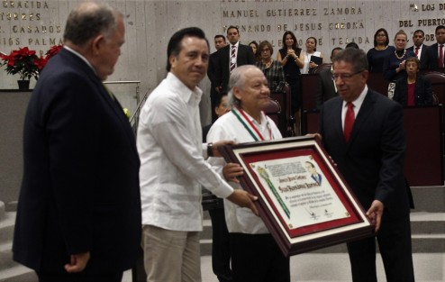 En sesión solemne, el gobernador Cuitláhuac García entregó la medalla y diploma Adolfo Ruiz Cortines, al poeta Juan Hernández Ramírez,ante diputados, integrantes del Gabinete e invitados especiales.  