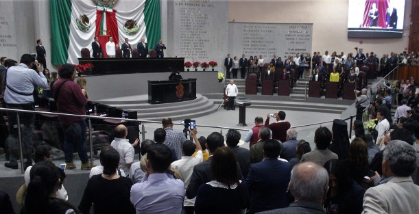 En sesión solemne, el gobernador Cuitláhuac García entregó la medalla y diploma Adolfo Ruiz Cortines, al poeta Juan Hernández Ramírez,ante diputados, integrantes del Gabinete e invitados especiales.  