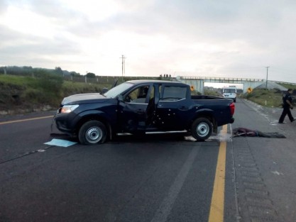 Esperanza, Pue.- Cinco supuestos asalta tráileres fallecieron luego de un enfrentamiento con otro grupo armado en el kilómetro 224 de la autopista Puebla-Córdoba (lugar donde instalaban el falso retén), la circulación con dirección a Veracruz fue cerrada, Policías Federales acordonaron el lugar en espera de las autoridades ministeriales.
