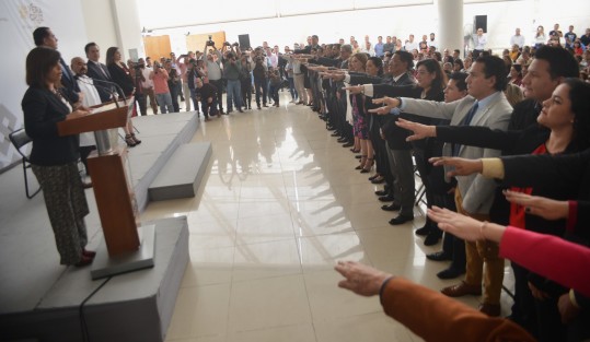 El gobernador Cuitláhuac García, en compañía del secretario de Salud, titulares de SEDECOP y del Trabajo, atestiguaron la toma de protesta a funcionario del DIF Estatal, por parte de la directora estatal del organismo, Verónica Aguilera.
