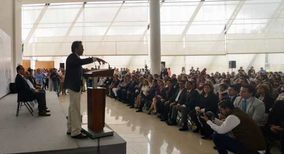 El gobernador Cuitláhuac García, invitó a los funcionarios a conducirse con responsabilidad y no aprovecharse del cargo obtenido, ya que dijo, la transformación va en serio.  