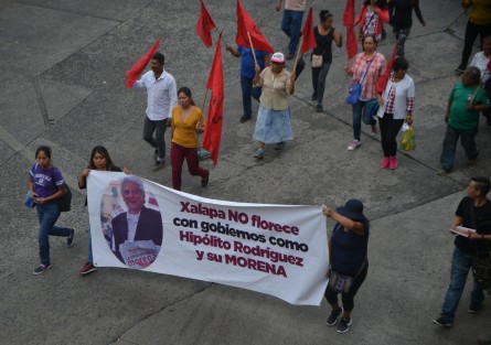 Como cada semana, integrantes de Antorcha Campesina salieron a marchar por varias calles de Xalapa, exigiendo que la fallida administración de Hipólito Rodríguez les cumpla con obras para sus colonias.
