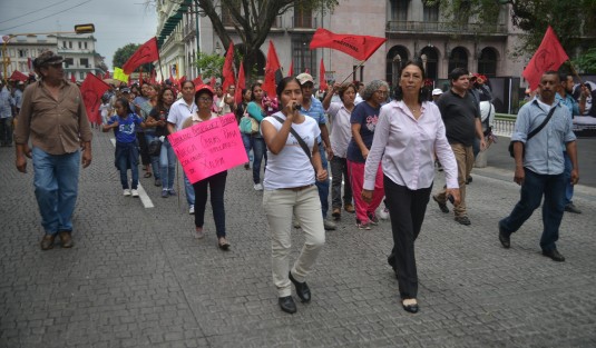 Como cada semana, integrantes de Antorcha Campesina salieron a marchar por varias calles de Xalapa, exigiendo que la fallida administración de Hipólito Rodríguez les cumpla con obras para sus colonias.