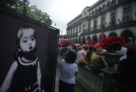 Con <em>lonche</em> incluido, los quejosos caminaron por calles del centro para luego manifestarse frente a Palacio municipal. 