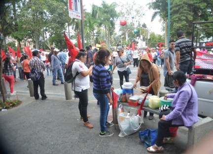 Con <em>lonche</em> incluido, los quejosos caminaron por calles del centro para luego manifestarse frente a Palacio municipal. 
