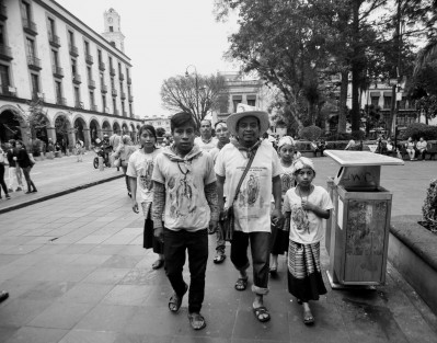 Una familia completa camina por el parque Juárez con rumbo a la iglesia de El Dique, donde se encuentra el santuario de la Virgen de Guadalupe.