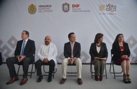 El gobernador Cuitláhuac García, en compañía del secretario de Salud, titulares de SEDECOP y del Trabajo, atestiguaron la toma de protesta a funcionario del DIF Estatal, por parte de la directora estatal del organismo, Verónica Aguilera. 