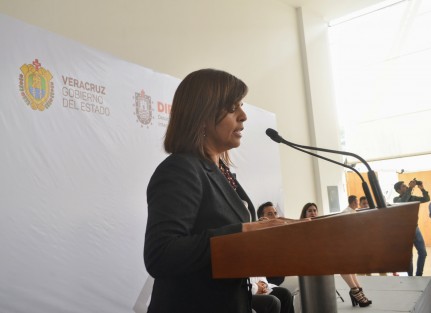 El gobernador Cuitláhuac García, en compañía del secretario de Salud, titulares de SEDECOP y del Trabajo, atestiguaron la toma de protesta a funcionario del DIF Estatal, por parte de la directora estatal del organismo, Verónica Aguilera. 