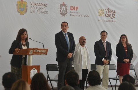El gobernador Cuitláhuac García, en compañía del secretario de Salud, titulares de SEDECOP y del Trabajo, atestiguaron la toma de protesta a funcionario del DIF Estatal, por parte de la directora estatal del organismo, Verónica Aguilera. 