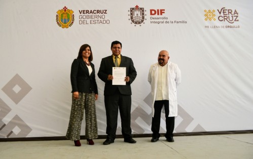 El gobernador Cuitláhuac García, en compañía del secretario de Salud, titulares de SEDECOP y del Trabajo, atestiguaron la toma de protesta a funcionario del DIF Estatal, por parte de la directora estatal del organismo, Verónica Aguilera. 