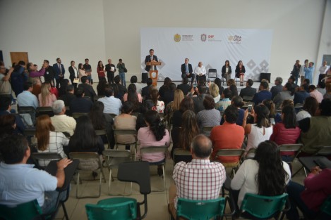 El gobernador Cuitláhuac García, en compañía del secretario de Salud, titulares de SEDECOP y del Trabajo, atestiguaron la toma de protesta a funcionario del DIF Estatal, por parte de la directora estatal del organismo, Verónica Aguilera. 