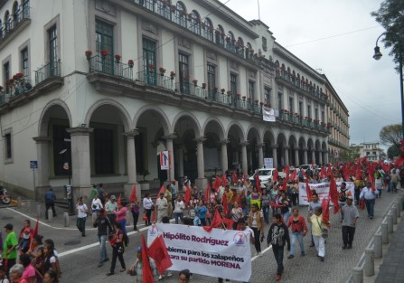 Como cada semana, integrantes de Antorcha Campesina salieron a marchar por varias calles de Xalapa, exigiendo que la fallida administración de Hipólito Rodríguez les cumpla con obras para sus colonias.