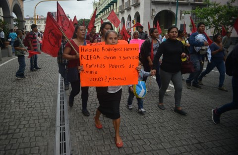 Como cada semana, integrantes de Antorcha Campesina salieron a marchar por varias calles de Xalapa, exigiendo que la fallida administración de Hipólito Rodríguez les cumpla con obras para sus colonias.