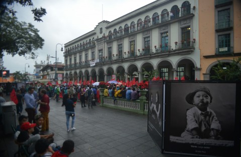 Como cada semana, integrantes de Antorcha Campesina salieron a marchar por varias calles de Xalapa, exigiendo que la fallida administración de Hipólito Rodríguez les cumpla con obras para sus colonias.