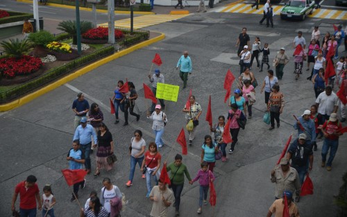 Como cada semana, integrantes de Antorcha Campesina salieron a marchar por varias calles de Xalapa, exigiendo que la fallida administración de Hipólito Rodríguez les cumpla con obras para sus colonias.