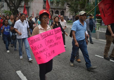 Como cada semana, integrantes de Antorcha Campesina salieron a marchar por varias calles de Xalapa, exigiendo que la fallida administración de Hipólito Rodríguez les cumpla con obras para sus colonias.