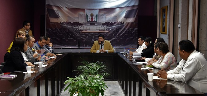 El diputado del Distrito local VIII, con cabecera en Misantla, Erik Iván Aguilar López, sostuvo –en las instalaciones del Congreso de Veracruz- una reunión con presidentes municipales, de la reg |ión centro, en la que se estableció el compromiso de trabajar coordinadamente para la creación e impulso de una agenda pública que beneficie a la población.