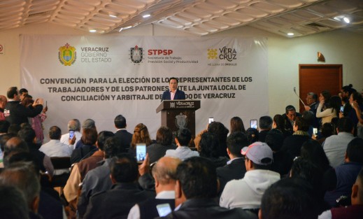 Ahí el gobernador Cuitláhuac García señaló que se tiene que ir a una época de transformación, con una nueva relación obrero-patronal.