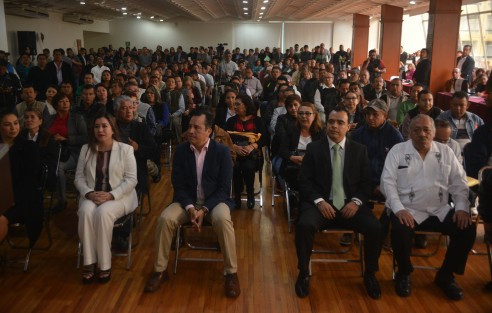  El gobernador Cuitláhuac García Jiménez refrendó su compromiso de impulsar la actividad productiva del estado, ya que por décadas de malos gobiernos, dijo, se llegó al absurdo de que Veracruz, junto con otra entidad, es la única que decrece económicamente. 