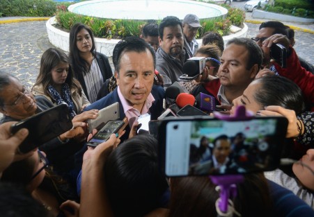  El gobernador Cuitláhuac García Jiménez refrendó su compromiso de impulsar la actividad productiva del estado, ya que por décadas de malos gobiernos, dijo, se llegó al absurdo de que Veracruz, junto con otra entidad, es la única que decrece económicamente.