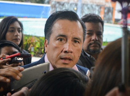  El gobernador Cuitláhuac García Jiménez refrendó su compromiso de impulsar la actividad productiva del estado, ya que por décadas de malos gobiernos, dijo, se llegó al absurdo de que Veracruz, junto con otra entidad, es la única que decrece económicamente.