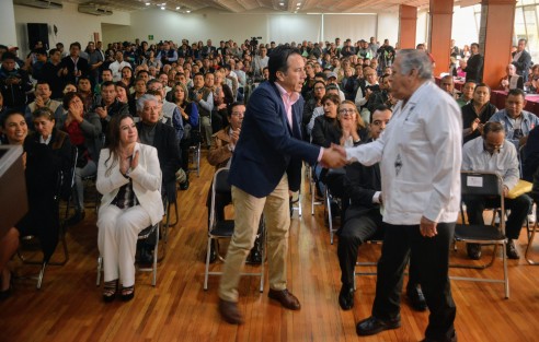  El gobernador Cuitláhuac García Jiménez refrendó su compromiso de impulsar la actividad productiva del estado, ya que por décadas de malos gobiernos, dijo, se llegó al absurdo de que Veracruz, junto con otra entidad, es la única que decrece económicamente.