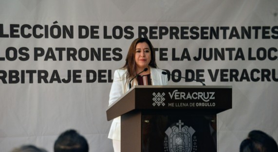  El gobernador Cuitláhuac García Jiménez refrendó su compromiso de impulsar la actividad productiva del estado, ya que por décadas de malos gobiernos, dijo, se llegó al absurdo de que Veracruz, junto con otra entidad, es la única que decrece económicamente.