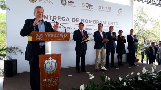 Continuando con los nombramientos de funcionarios, el gobernador Cuitláhuac García entregó el nombramiento como director del Instituto Tecnológico Superior de Xalapa al Ingeniero Walter Luis Sainz González. 