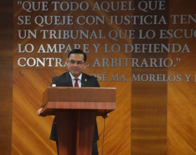 El magistrado presidente, José Oliveros Ruiz, presentó el informe de actividades del Tribunal Electoral del estado de Veracruz correspondiente al periodo 2017-2018. 