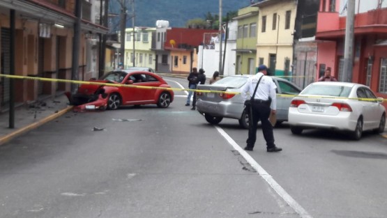 En las primeras horas de la tarde de este miércoles, sujetos armados rafaguearon en la Sur 16, de Orizaba, a tripulantes de un auto Bettle color rojo, resultando un masculino fallecido, una mujer herida y tres vehículos afectados. 