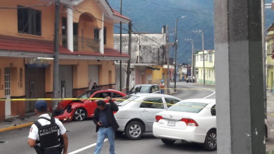 En las primeras horas de la tarde de este miércoles, sujetos armados rafaguearon en la Sur 16, de Orizaba, a tripulantes de un auto Bettle color rojo, resultando un masculino fallecido, una mujer herida y tres vehículos afectados. 