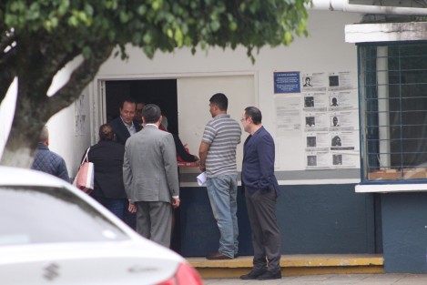 Cerca de las 3 de la tarde abandonó el penal de Pacho Viejo en Coatepec, Arturo Bermúdez Zurita, el ex secretario de Seguridad Pública en el gobierno de Javier Duarte, quien fue recibido en el exterior por una multitud de reporteros y familiares 